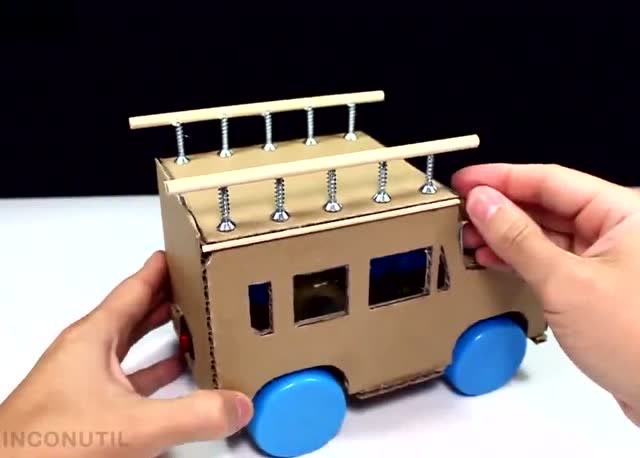 手工制作电动玩具小汽车硬纸板, 瓶盖,小马达,吸管