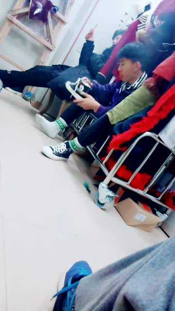 帅哥闻鞋被偷怕,他害羞的表情好有爱