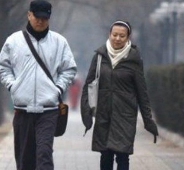 郭冬临美娇妻曝光_50岁郭冬临全家近照,与80后美娇妻低调幸福