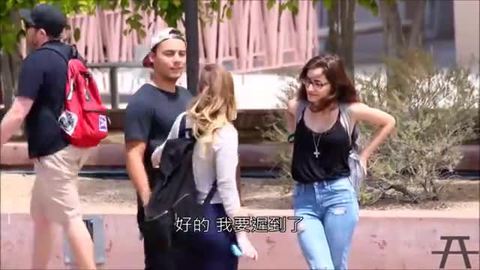 男子街上与女友亲吻后火速 搭讪陌生女生