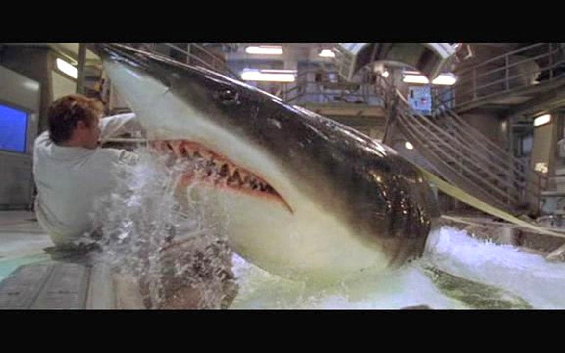 【老王】美国惊悚怪兽片《深海狂鲨》恐怖大鲨鱼袭击人类基地!