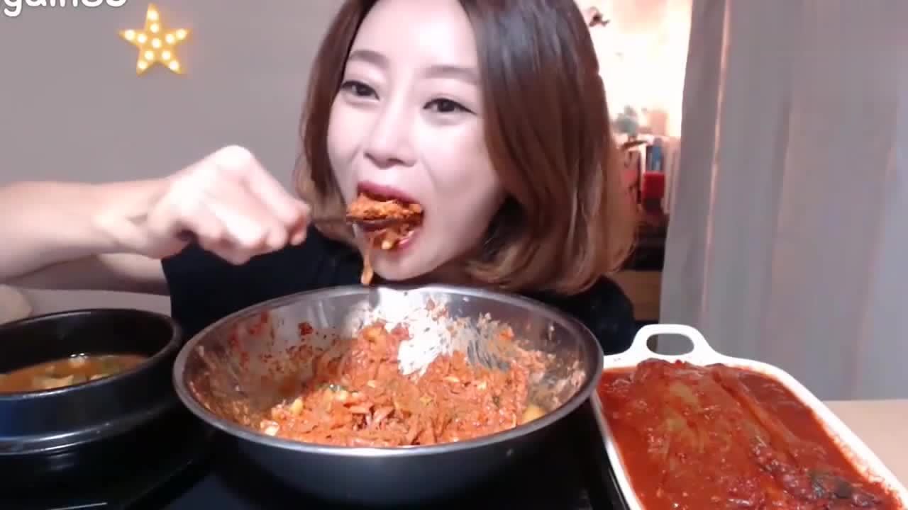 韩国美女吃辣 泡菜拌饭,大口塞着吃,有那么好饿吗?