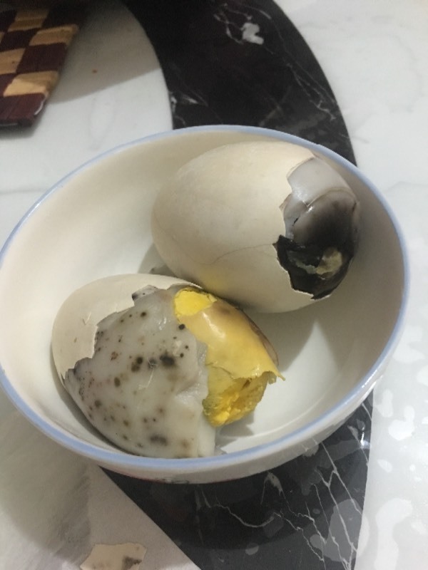 为什么鹅蛋煮了有黑色斑点,也没有发臭,能吃吗?