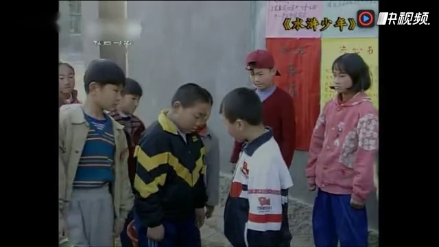 《水浒少年》不愧是功夫少年, 为了把大字报贴的最高, 四人叠罗汉