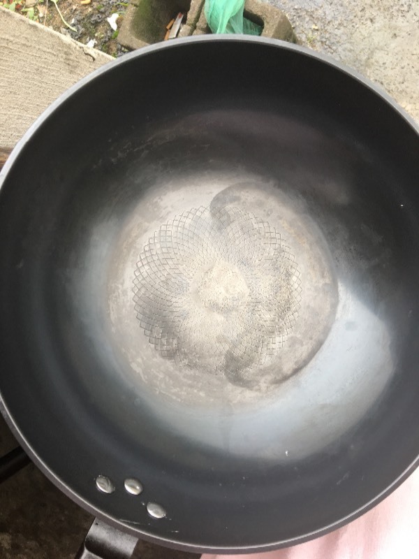 为什么我买的铁锅开锅后变成这几样,最后是锅底都黑了