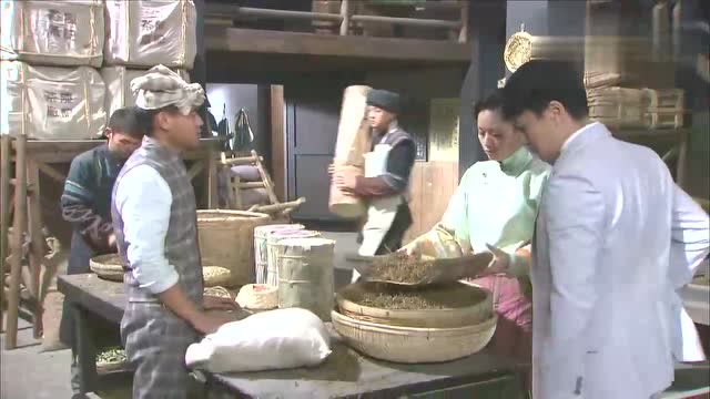 深宅1927:陈义正帮祝蓉擦汗,刚好被依萌撞见了,心情十分复杂