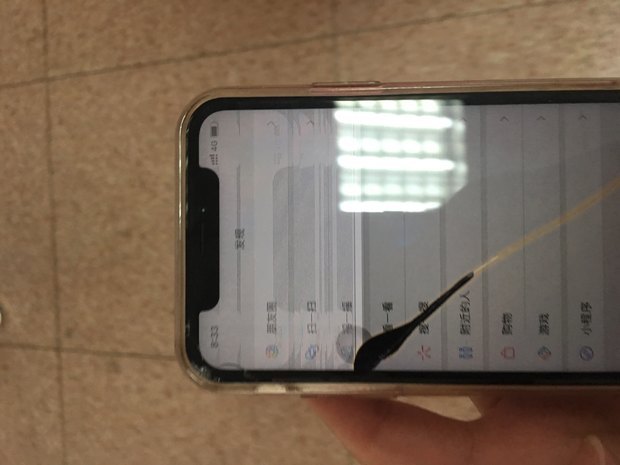 苹果xr屏幕碎成这样 替换需要多少钱?