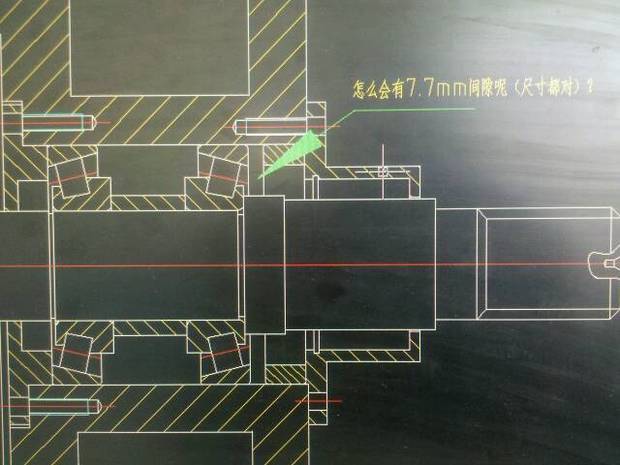 这是怎么回事呢,圆锥滚子轴承没有靠死啊,正常画装配图应该有多少间隙