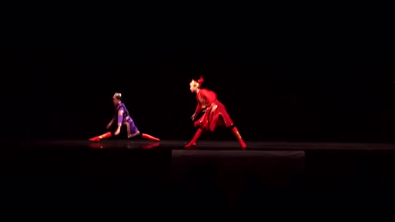 实拍美女表演蒙古骑马舞蹈