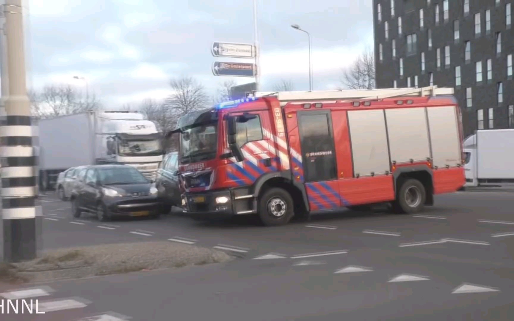 【转载】 事故,荷兰消防车出警时与社会车辆发生碰撞