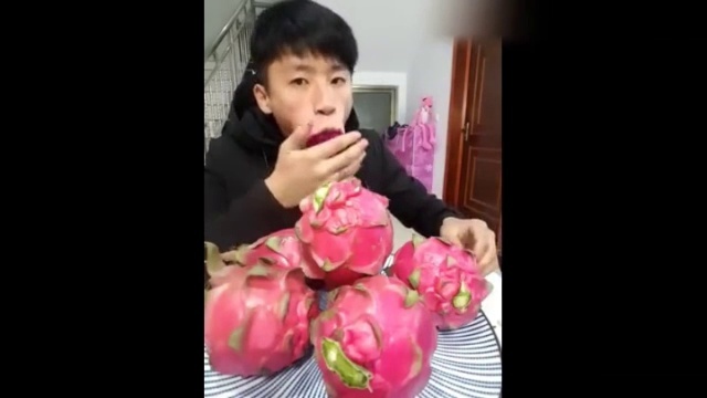 小哥表演绝技一口吃火龙果,神似大嘴猴,大家请勿模仿不说了嘴疼