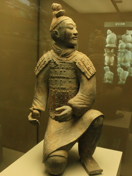 秦始皇兵马俑有一个跪姿(跽坐)兵马俑,袖口很宽(几乎拖地了),谁有照片