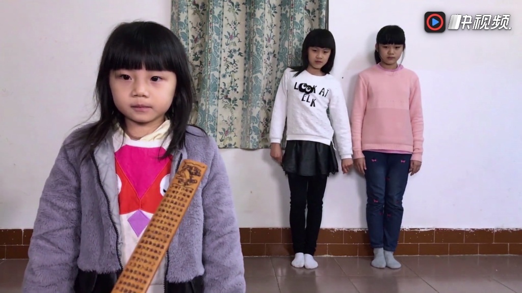 坏孩子犯错误被爸爸罚站,拿戒尺打手板,亲子游戏
