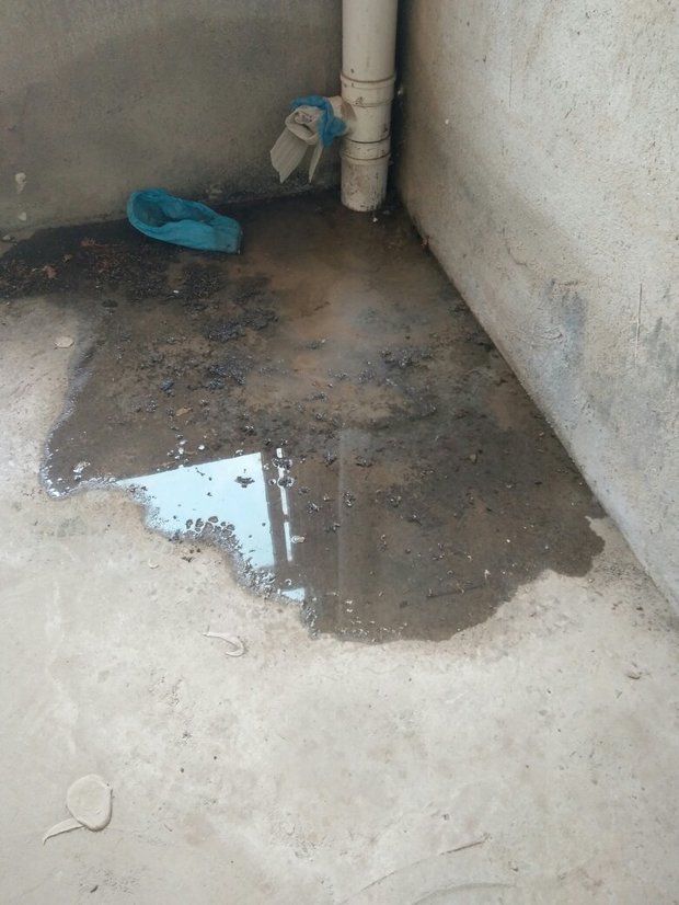 厨房地面漏水房顶没有,蓝色堵口处是干的,还是新房,是