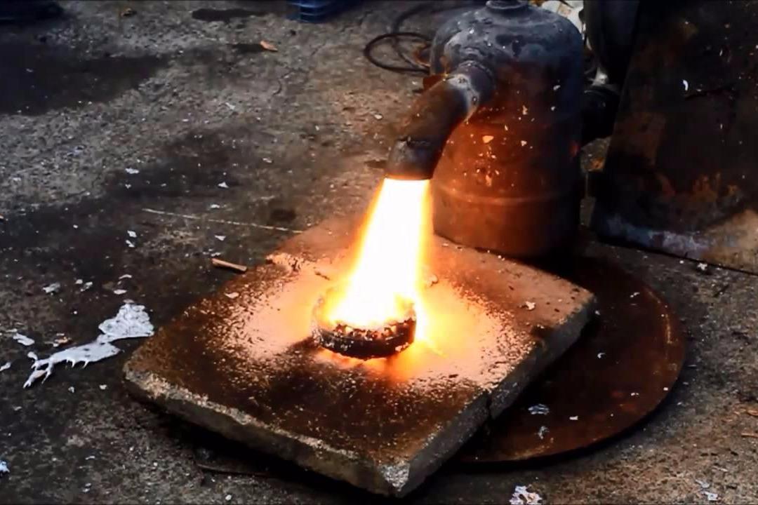 视频:老外自制燃烧器应对"地沟油",火焰太猛铝块直接化成铝水!