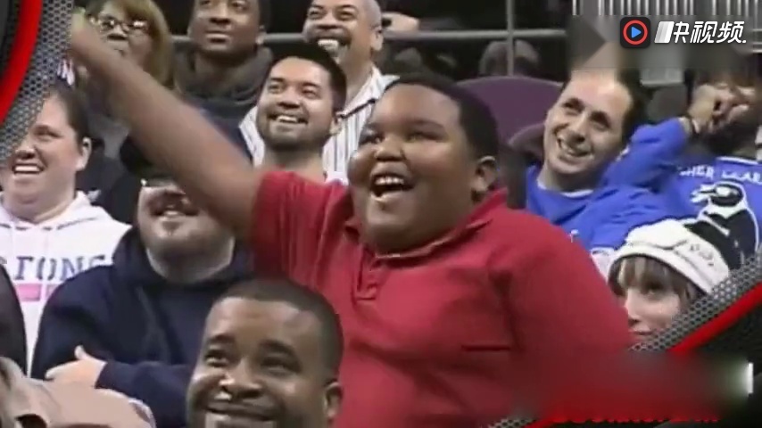 还记得当年那个nba大屏幕的小胖子球迷吗?和保安大叔尬舞