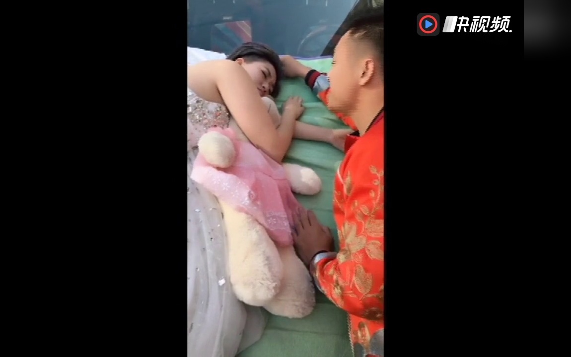 最新热门搞笑视频小情侣接吻,亮了