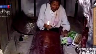 奇人怪事:86岁老人住在机关重重的墓室棺材里,吓坏记者!