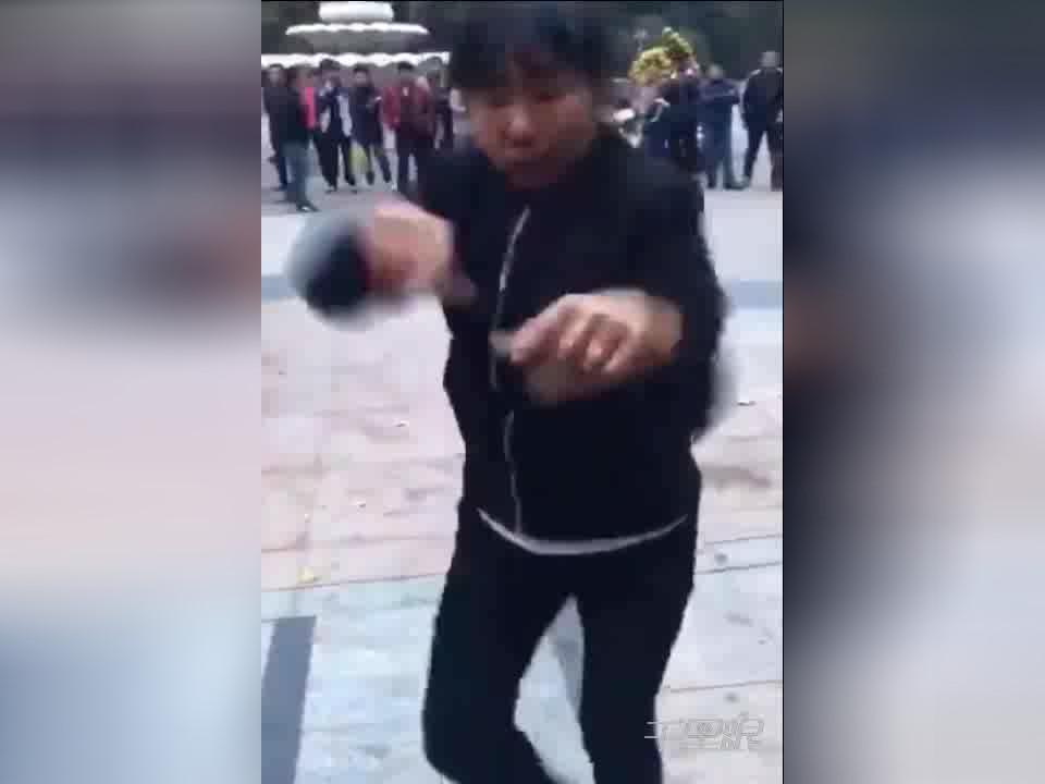 表情包大妈跳起双枪舞 每个细胞都在搞笑