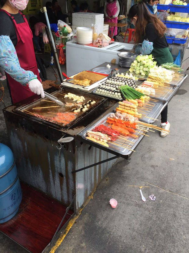 摆地摊炸菜花,莲藕串,刷的那个黄色调味料是什么,哪里