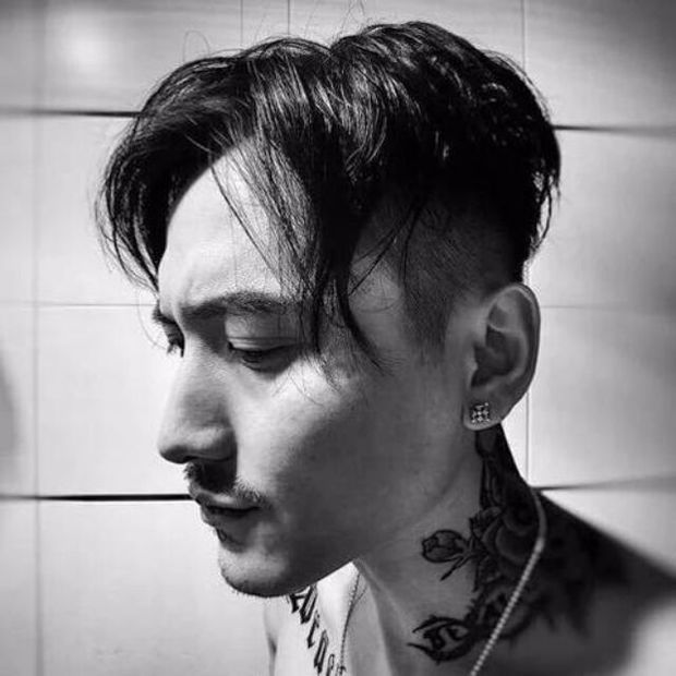 男头麻烦找,具体如下:麻烦找一下这类的头像(大叔型)