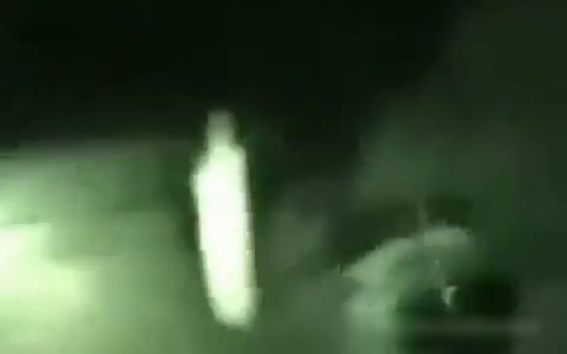 【灵异视频】夜晚野外开车拍到的白色人形鬼魂