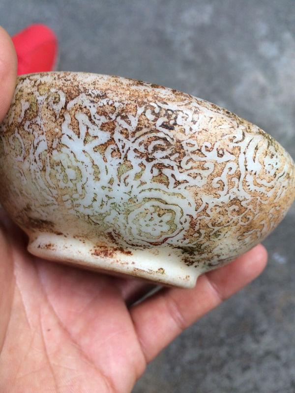 我师兄那分给我的一个乾隆孝粉,求专家鉴定真伪!谢谢谢谢!