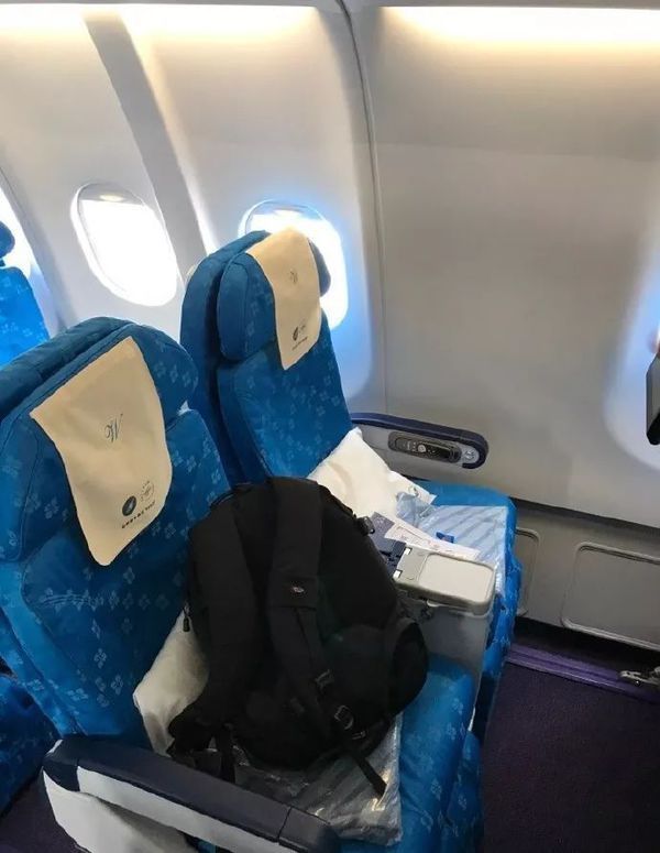 为什么飞机上有些明明是靠窗的座位却没有窗户?