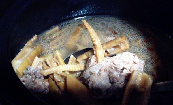 简介 用料简单的煲汤,依然是小火慢炖,重庆南川特有的干方竹笋,回味