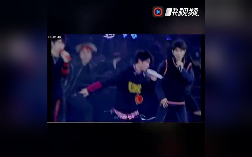 tfboys《加油! amigo》王俊凯跳舞耳机掉后笑得超级可爱!