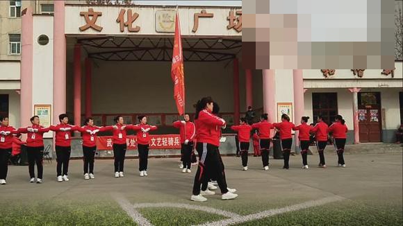 视频:花样健走《 中国梦我的梦》东孔庄健走队24人队形版