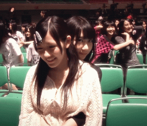 渡边麻友坐在柏木由纪的腿上的照片 视频!