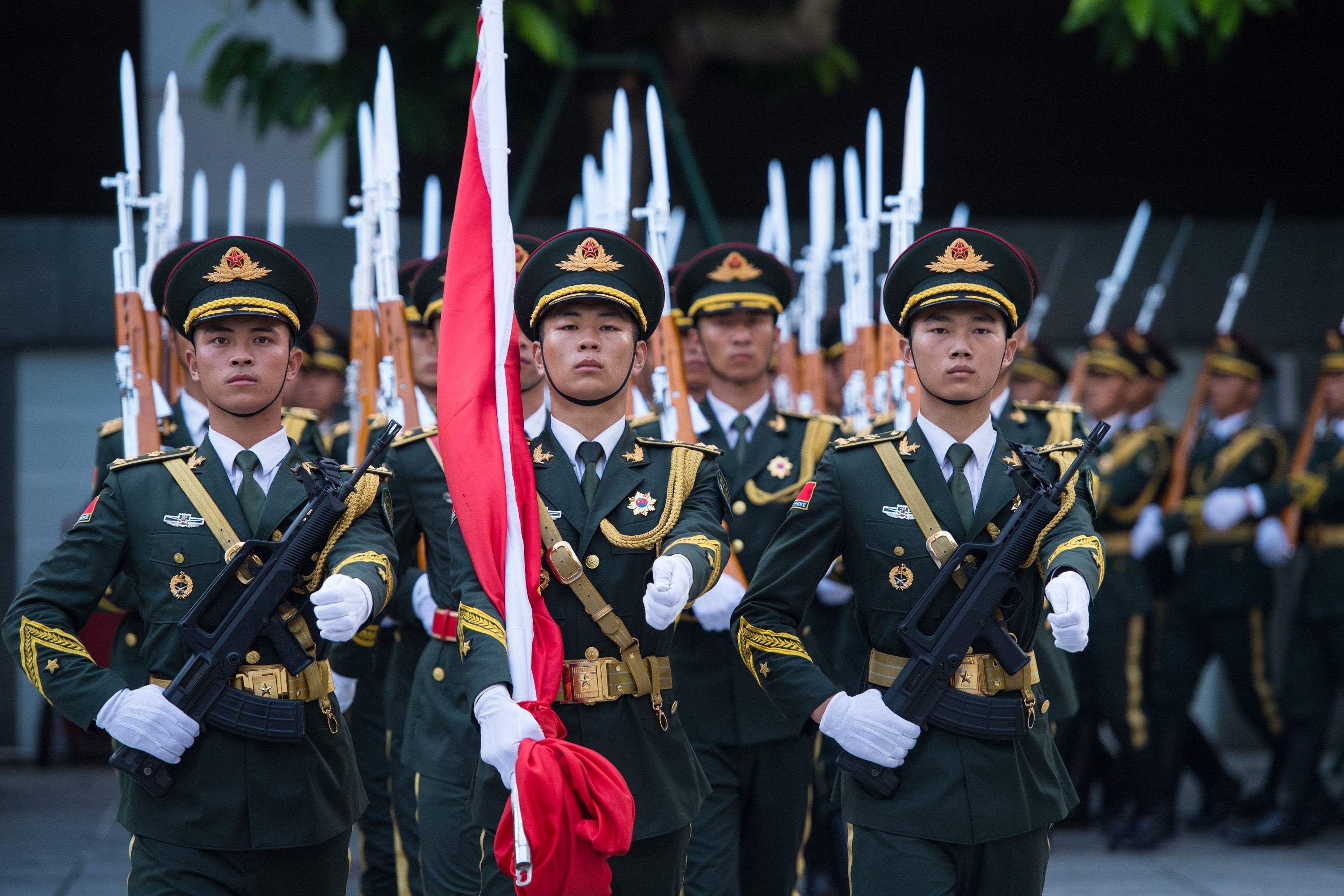 三军仪仗队托枪齐步走,威武庄严的气质是国旗下独特的风景!