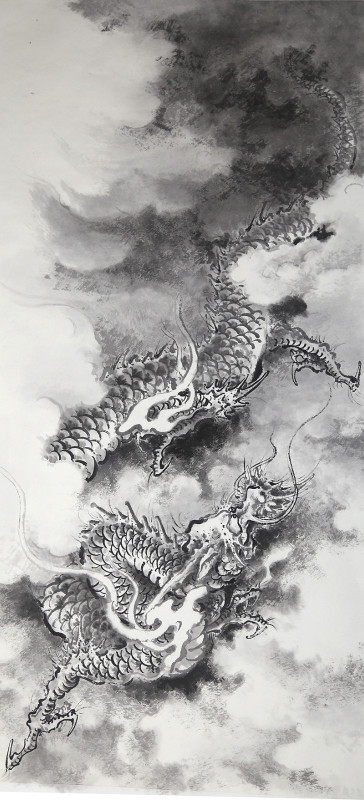 画龙步骤4:湿画,将生宣纸用喷壶喷湿,毛笔侧峰点染云雾.