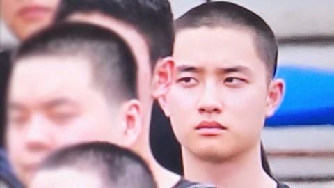 exo成员d.o.正式入伍 剃寸头背超大黑包表情严肃