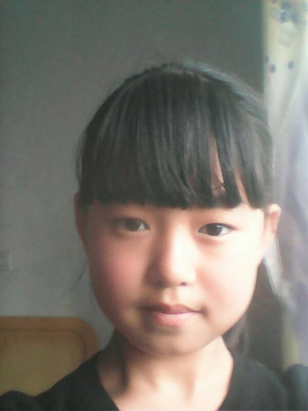 这是一个女孩的素颜照.没有加任何表情.你们觉得他丑吗.