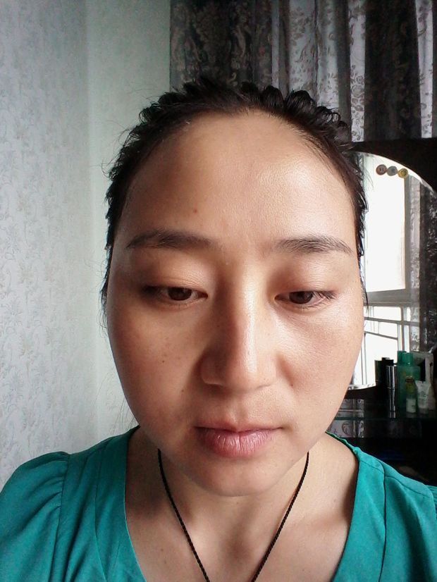 额头有两个角,向外凸好吗