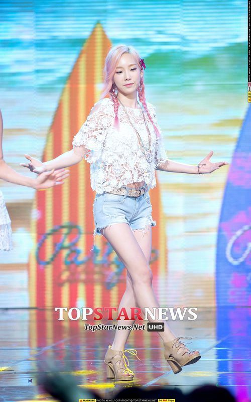 有人知道少女时代 party的打歌服里金泰妍上衣和鞋子的牌子吗?谢谢