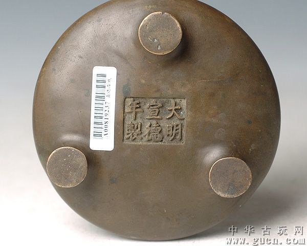 本人藏有一个大明宣德年九龙戏珠鎏金葫芦瓶,请各路专家鉴定和指点.