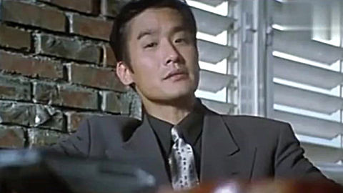 黑金 黑金里被做成表情包最多的镜头,男子反对黑老大,直接被虐