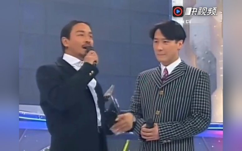 当年张国荣给黎明颁奖,那时四大天王在前辈面前还是很青涩
