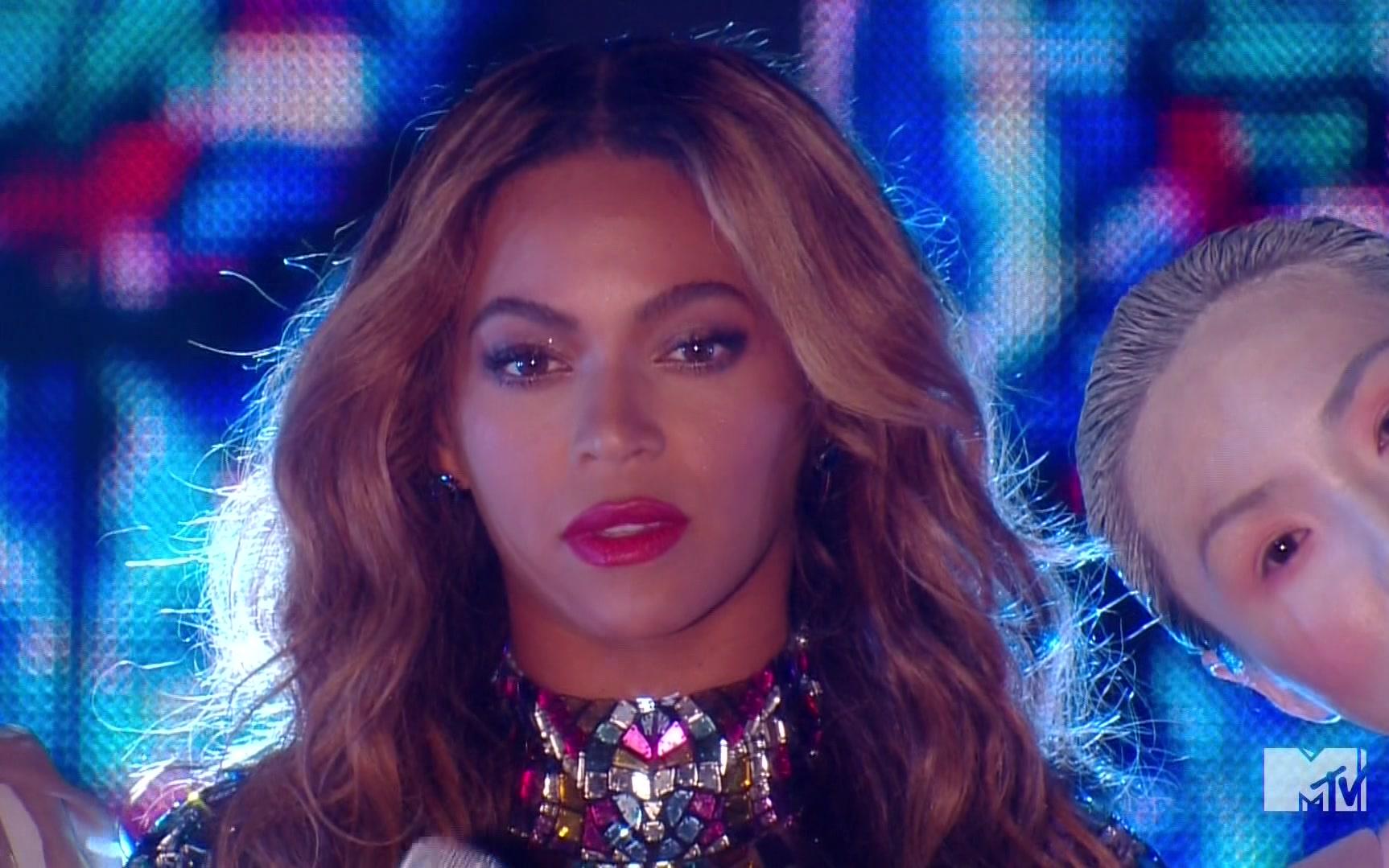 beyonce 2014 vma 碧昂丝获得mtv先锋成就大奖 串烧同名专辑14首神曲