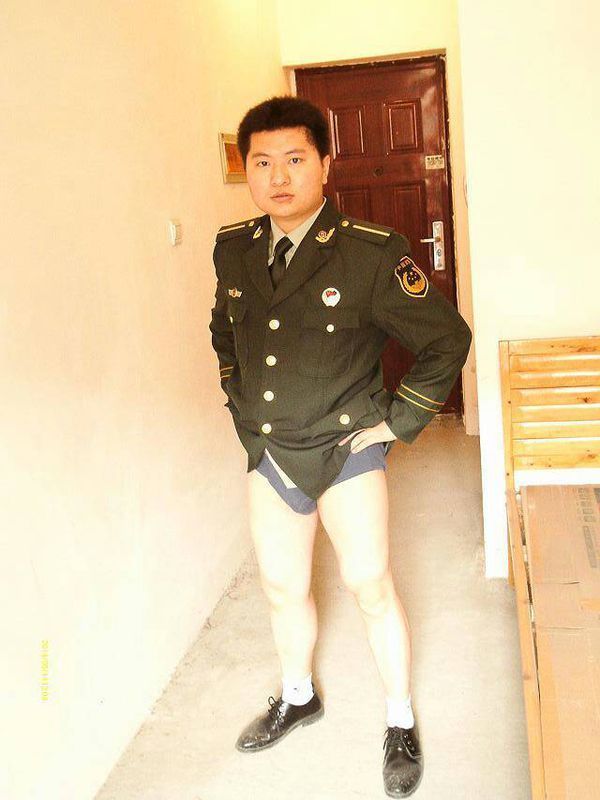 图中的这位解放军男军官身穿绿军装为什么没穿裤子他英姿飒爽的军人