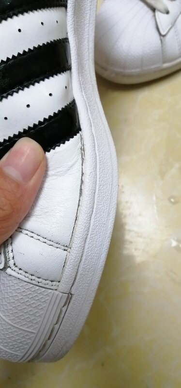 阿迪达斯三叶草边边有小裂痕正常吗