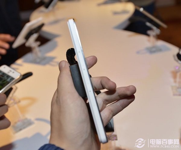 图为中兴青漾2手机侧面图片