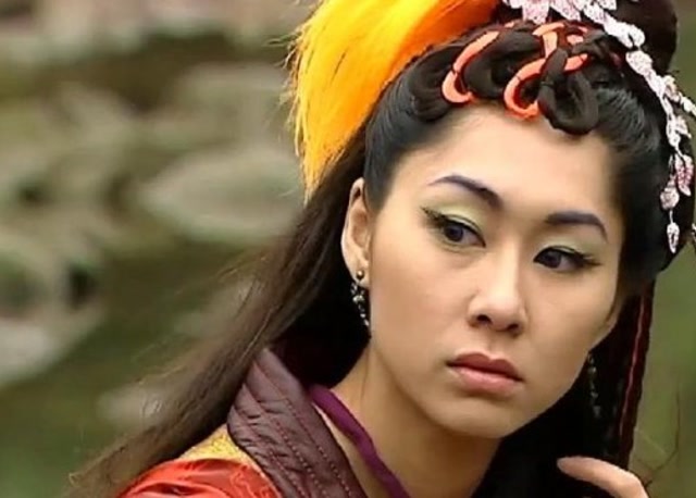 搜神传:迦楼罗光脚就踩在地上了,干将看到立马乖乖缩回了剑里!