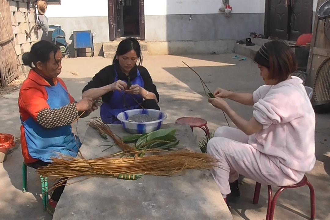 视频:全家人一起包粽子,这才是真正的过年,满满的年味!