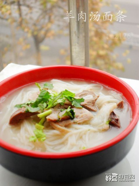 再将切成砣的新鲜羊肉与清洗干净的羊杂一起投入汤锅中煮
