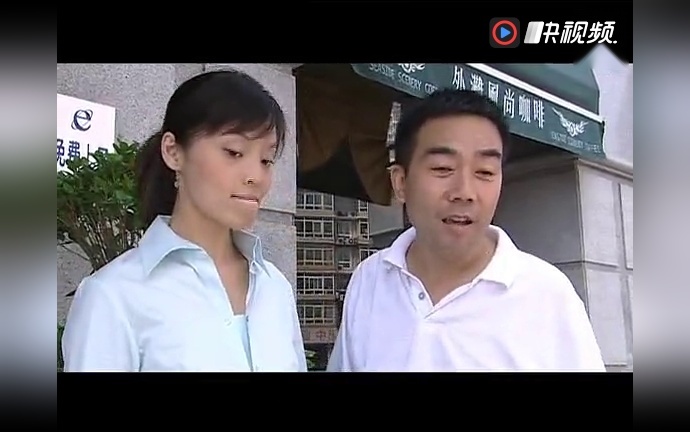 杨光的快乐生活:两个小流氓拿出刀威胁杨光,要让夏丽陪自己喝酒