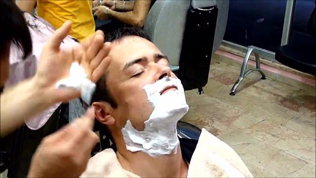 实拍 伊斯坦布尔理发店,体验土耳其传统刮脸服务